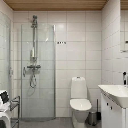 Quiet With Free Parking, Wifi & Good Connections Huoneisto