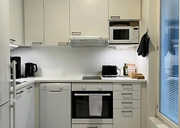 Quiet With Free Parking, Wifi & Good Connections *