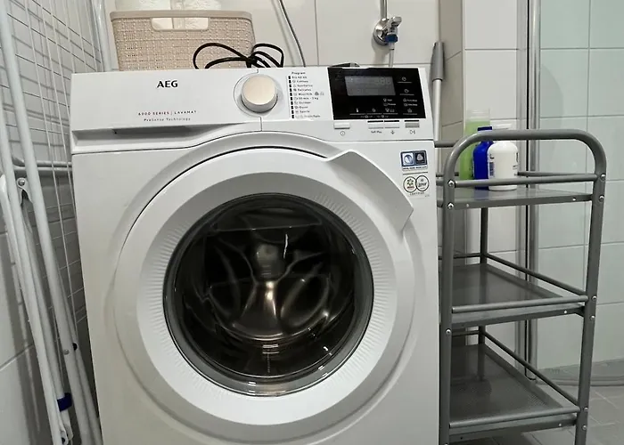 Quiet With Free Parking, Wifi & Good Connections Appartement *